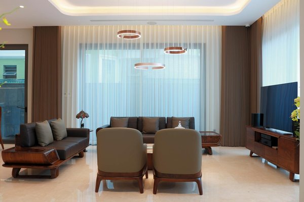 How Does the UK's Current News Landscape Affect Public Opinion?